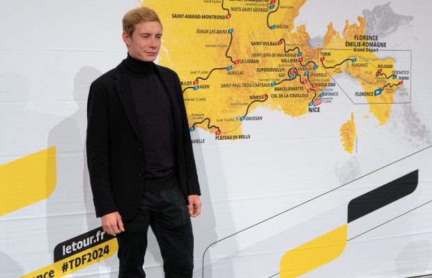 Jonas Vingegaard na tle trasy Tour de France 2024
