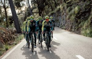Primoz Roglic i Cesare Benedetti na czele grupy kolarzy Bora-hansgrohe
