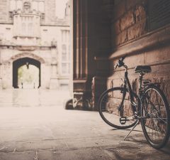 rower zaparkowany przy murze starego miasta
