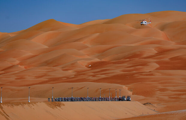 Peleton jadący przez pustynne morze