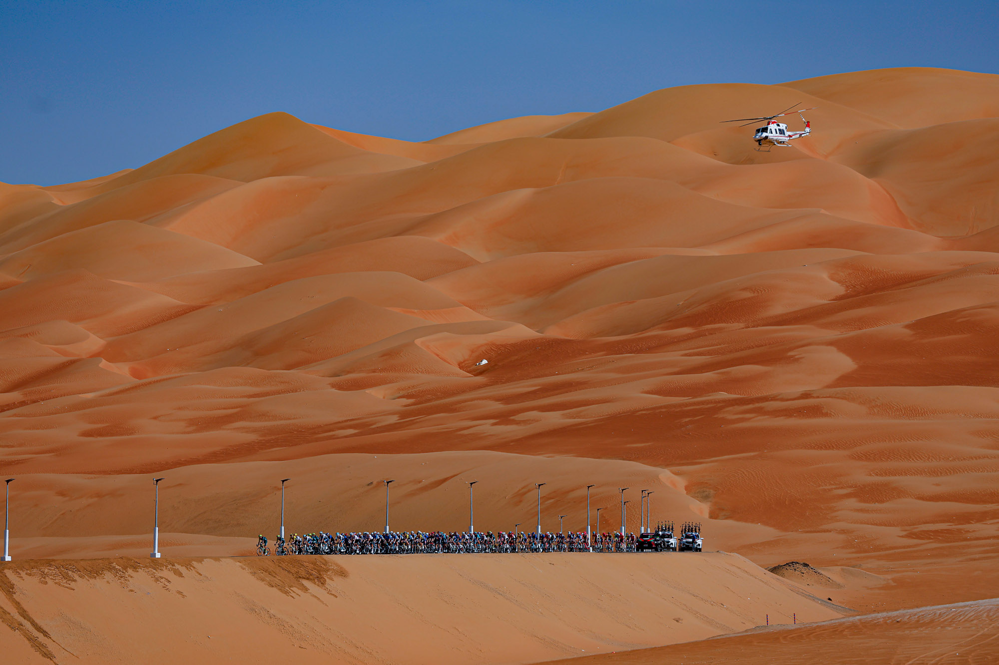 Peleton jadący przez pustynne morze