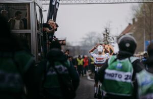 Mathieu van der Poel świętuje wygranie wyścigu kolarskiego E3 Saxo Classic 2024