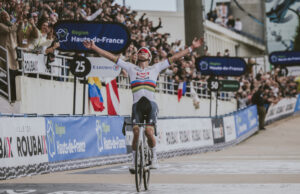 Mathieu van der Poel zwycięski na torze w Roubaix