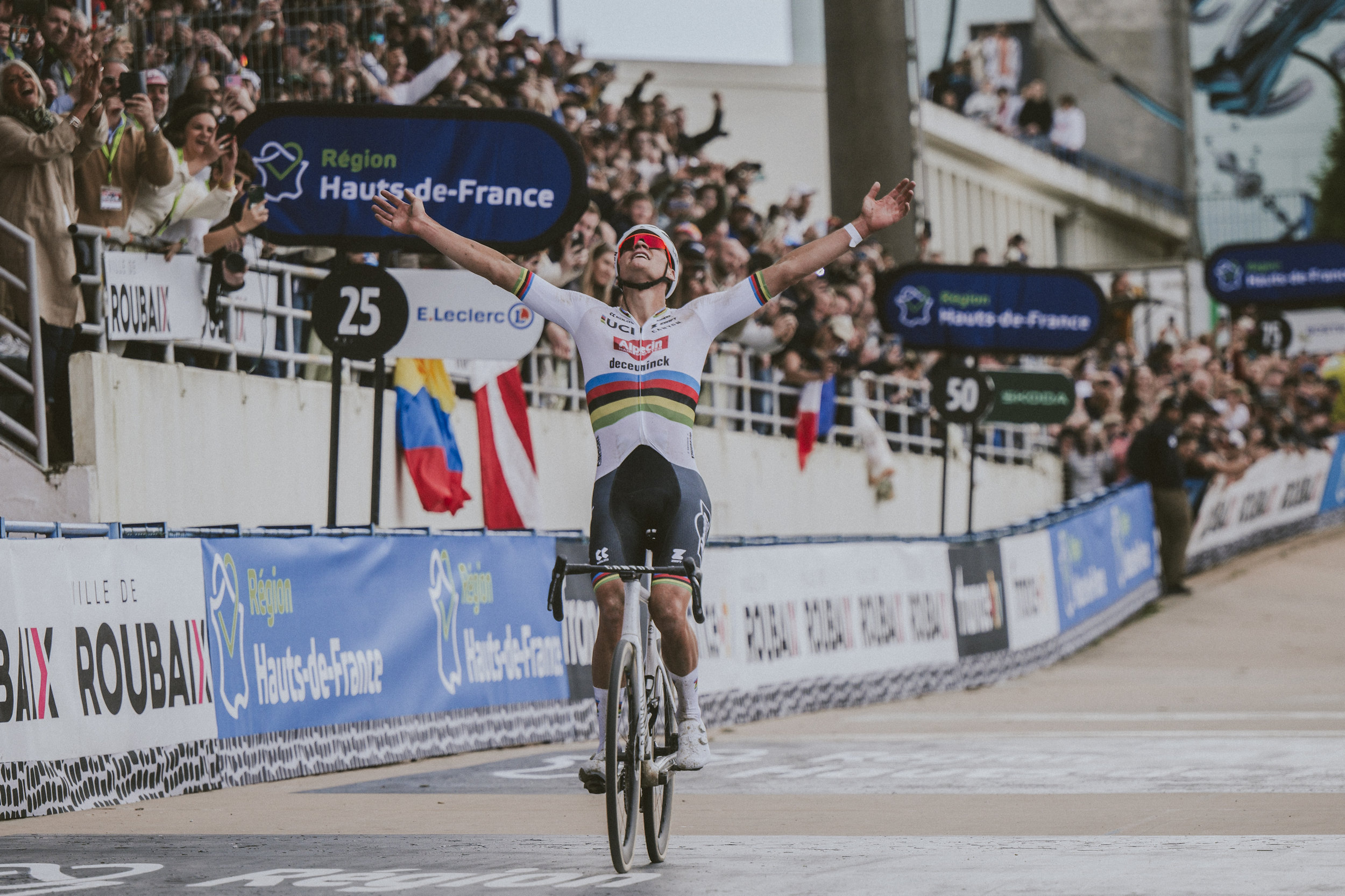 Mathieu van der Poel zwycięski na torze w Roubaix