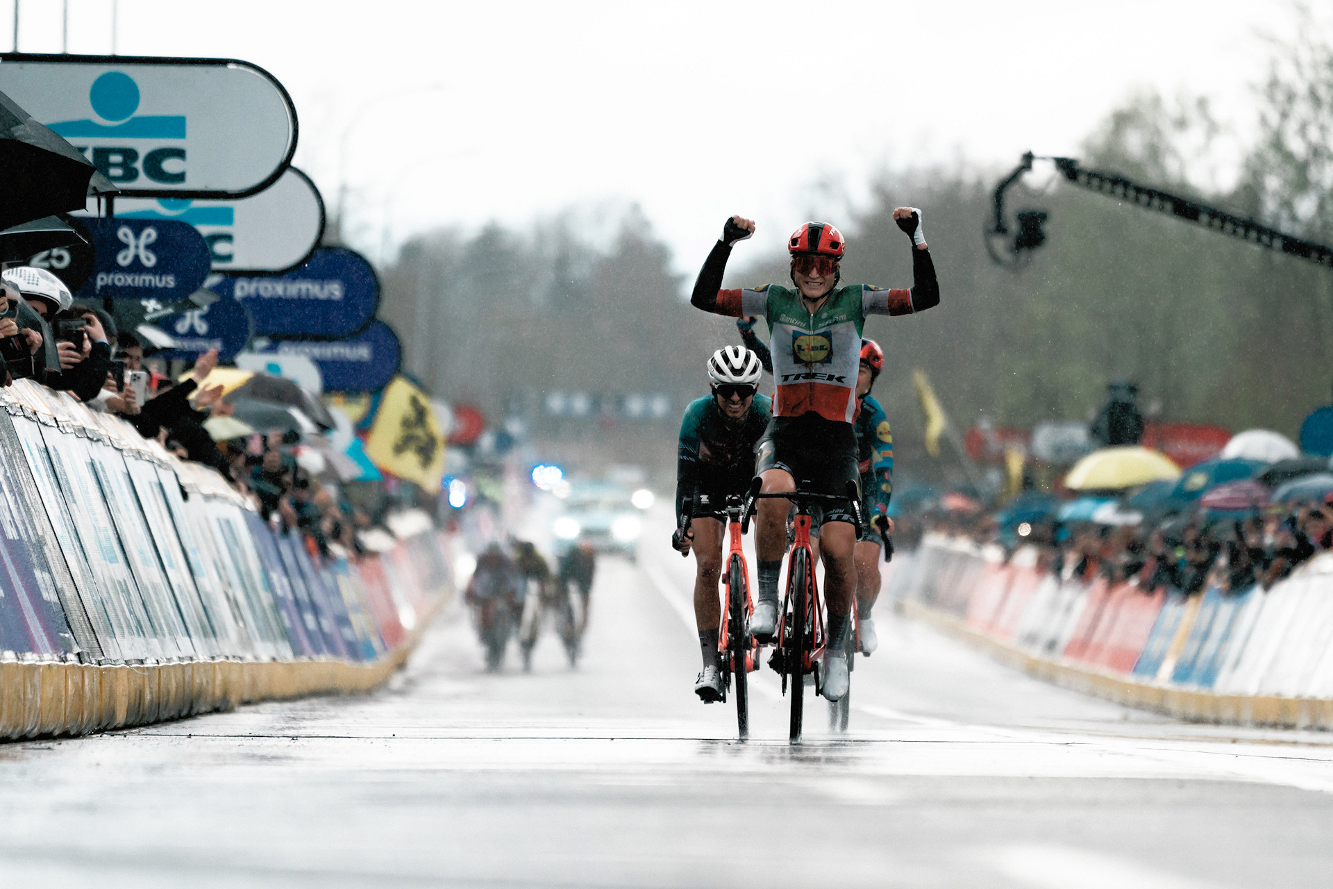 Elisa Longo Borghini finiszująca tuż przed Kasią Niewiadomą w Ronde van Vlaanderen 2024