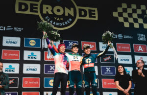 Kasia Niewiadoma na podium Ronde van Vlaanderen 2024