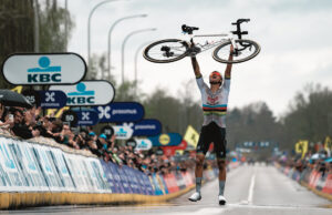 Mathieu van der Poel z rowerem uniesionym nad głową na mecie Ronde van Vlaanderen 2024