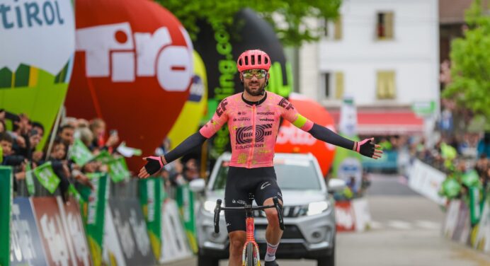 Simon Carr wygrał królewski etap Tour of the Alps | Remco Evenepoel wróci na ścieżkę