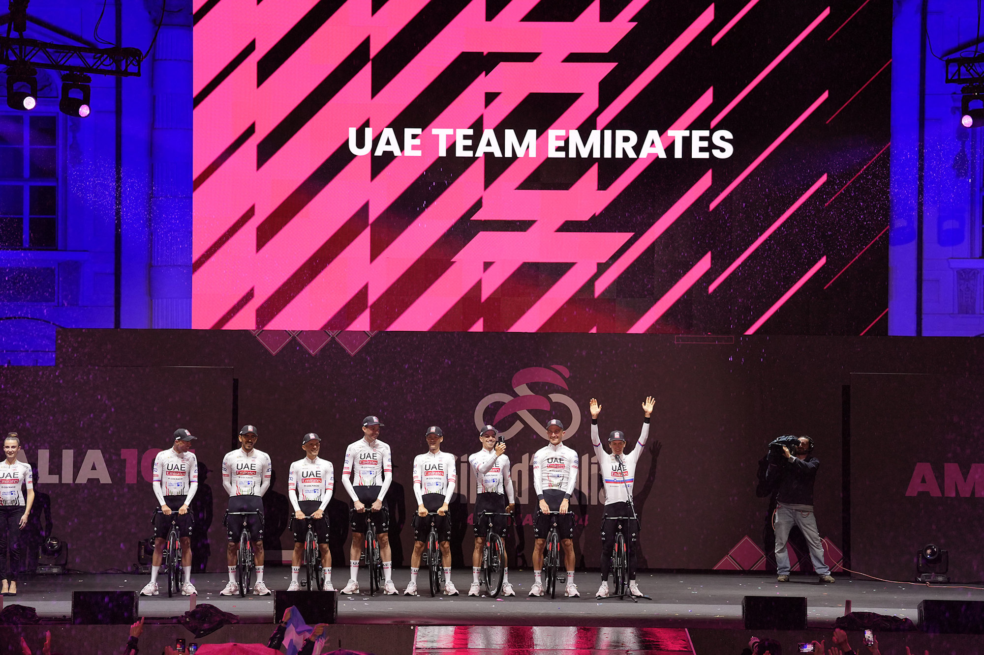 kolarze UAE Team Emirates podczas prezentacji drużyn Giro d'Italia 2024