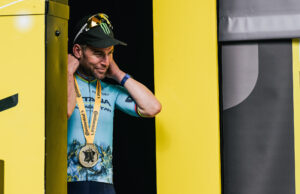 Marka Cavendish z medal na podium Tour de France
